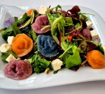 Gemischter Salat mit bunten Putenpelmeni