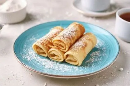 Gluten- und laktosefreie Pfannkuchen mit Quark und Kirschen