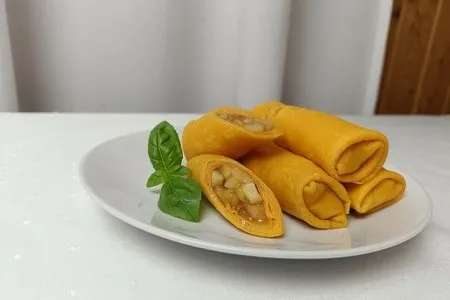 Gluten- und laktosefreie Pfannkuchen mit Apfelfüllung